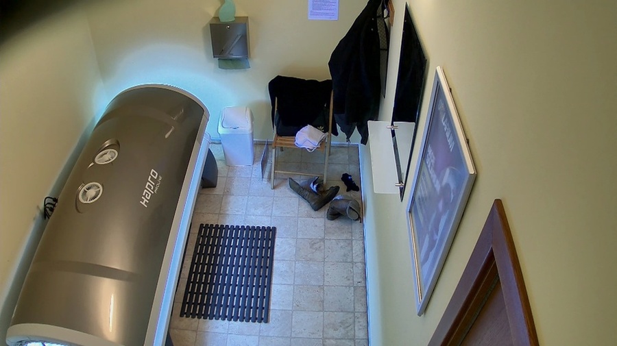 Chubby woman with brown hair and white pants - XXXonXXX - Pic 5