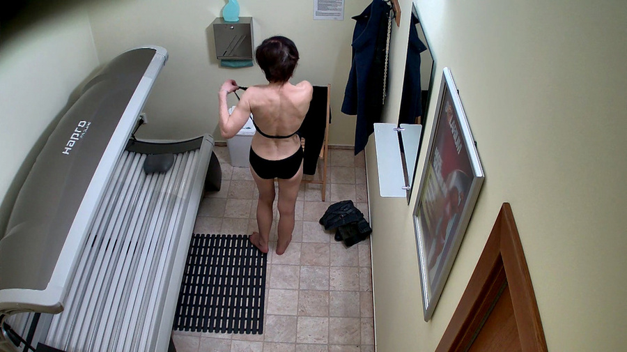 Woman with big tits and short hairs in the solarium - XXXonXXX - Pic 7