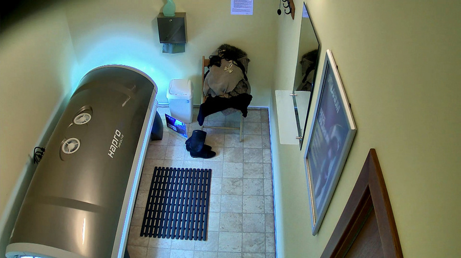 Her hairs are matching her clothes in terms of colors - XXXonXXX - Pic 5