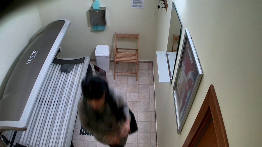 Her hairs are matching her clothes in terms of colors - XXXonXXX - Pic 8