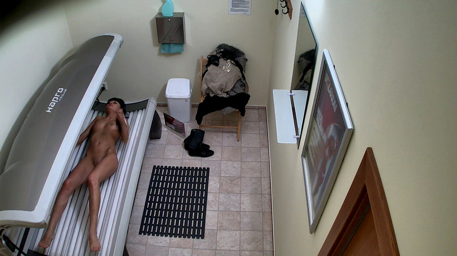 Her hairs are matching her clothes in terms of colors - XXXonXXX - Pic 9