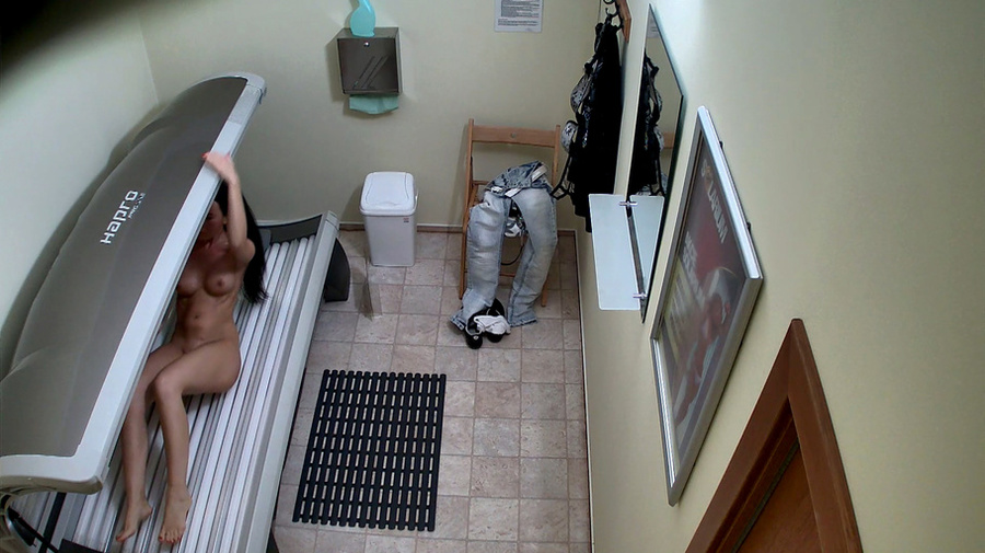 Long-legged brunette in black top with a dee-cleavage - XXXonXXX - Pic 3