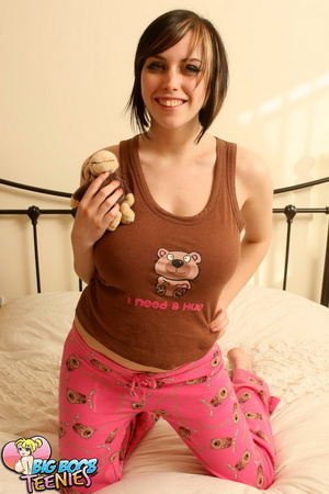 Brunette beauty in brown top and pink pa - Picture 2