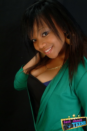 Sweet ebony babe in green and black outf - Picture 3