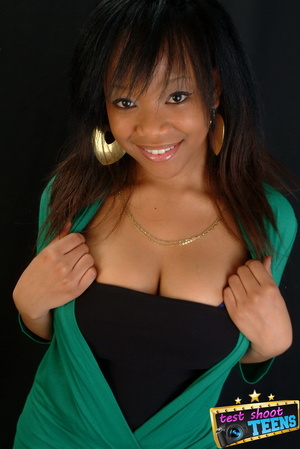 Sweet ebony babe in green and black outf - Picture 4