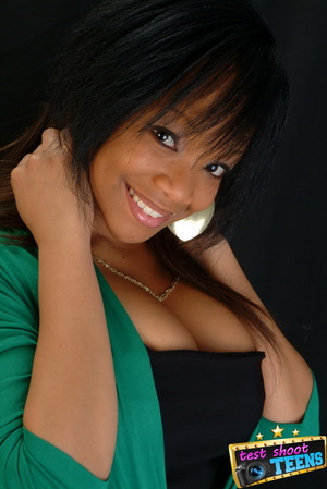Sweet ebony babe in green and black outf - Picture 6