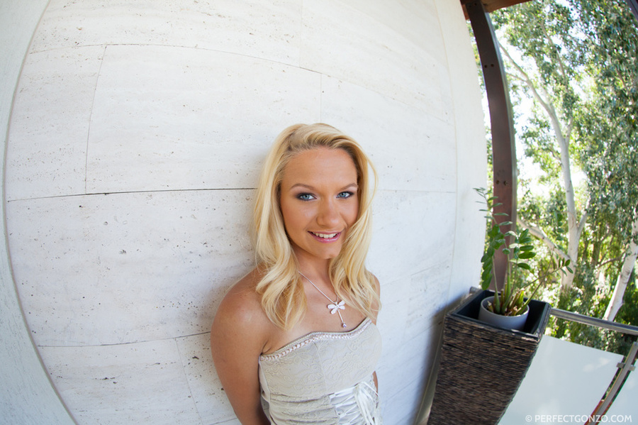 Blonde babe shows off her sexy bubble butt  - XXX Dessert - Picture 2