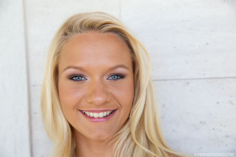 Blonde babe shows off her sexy bubble butt  - XXX Dessert - Picture 3