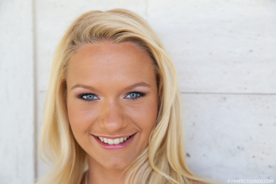 Blonde babe shows off her sexy bubble butt  - XXX Dessert - Picture 4