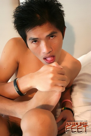 Asian dude lays down and pose his stud b - Picture 8