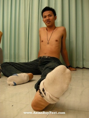 Asian dude peels off his white socks and - Picture 2