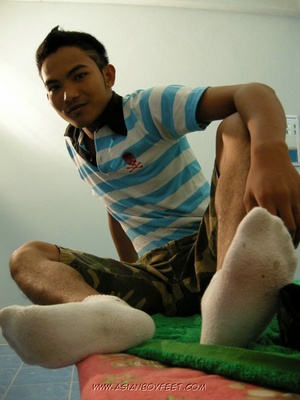 Hot Asian pose his skinny body on a gree - Picture 7