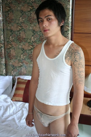 Handsom Asian displays his hunk body on  - Picture 2