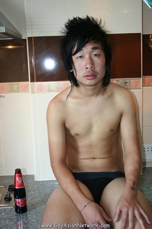Asian dude pose his hot body then pours  - Picture 1