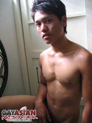 Asian stud pose outdoor before he goes i - XXX Dessert - Picture 14