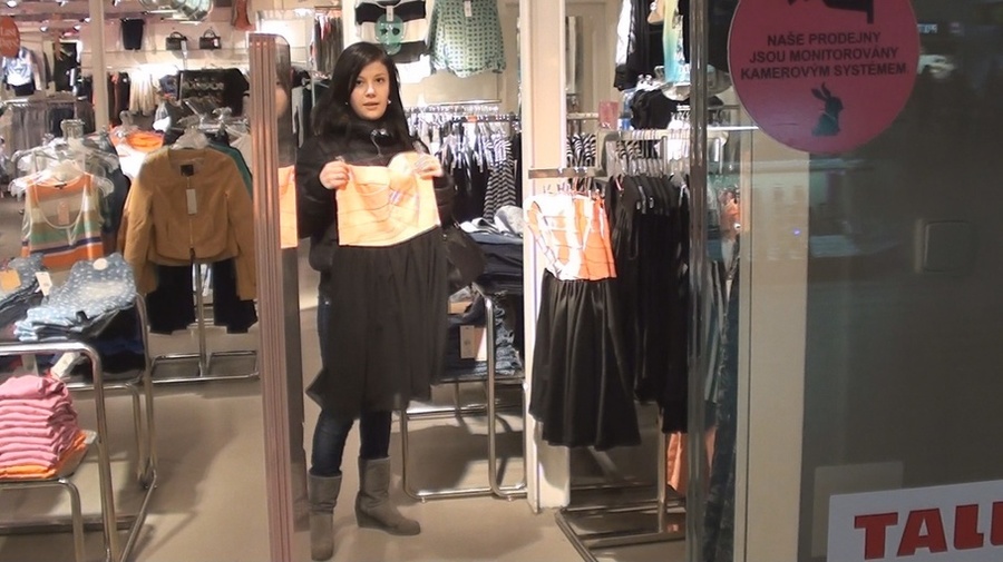 Black-haired teen is trying to swallow a bi - XXX Dessert - Picture 7