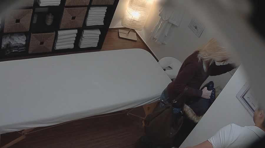 Crazy as fuck masseur fucks a long-legged b - XXX Dessert - Picture 1