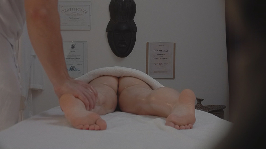 Professional masseur is getting a handjob b - XXX Dessert - Picture 5