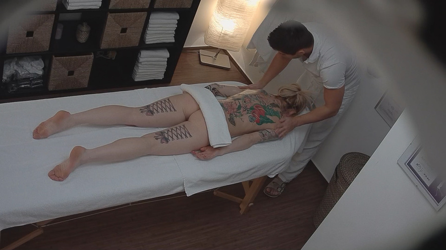 Tattooed blonde asks her masseur to touch h - XXX Dessert - Picture 4