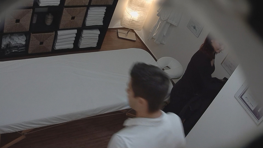 Very skillful masseur is trying to seduce a - XXX Dessert - Picture 1