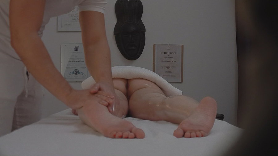 Very skillful masseur is trying to seduce a - XXX Dessert - Picture 5