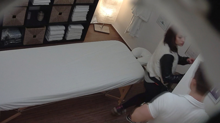 Muscled masseur fucks a slender young brune - XXX Dessert - Picture 1