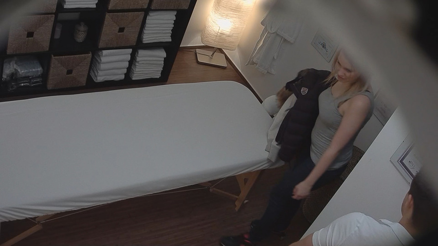 Gorgeous chick with a huge ass prepares for - XXX Dessert - Picture 1