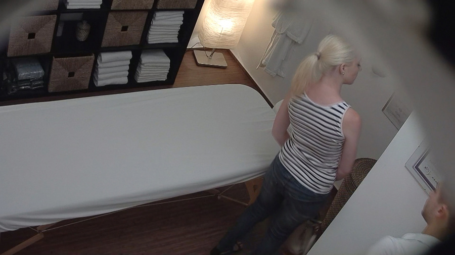 Masseur fucks an innocent blonde in her sha - XXX Dessert - Picture 1