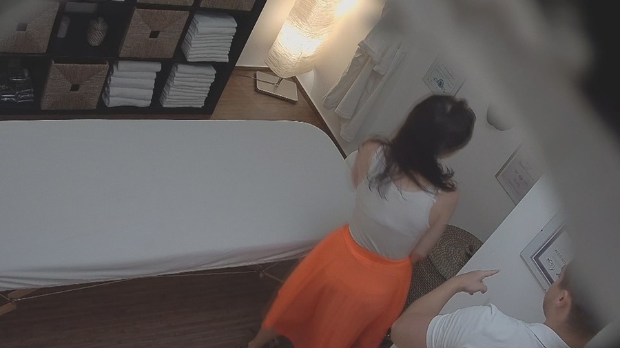 Horny masseur is trying hard to seduce a se - XXX Dessert - Picture 1