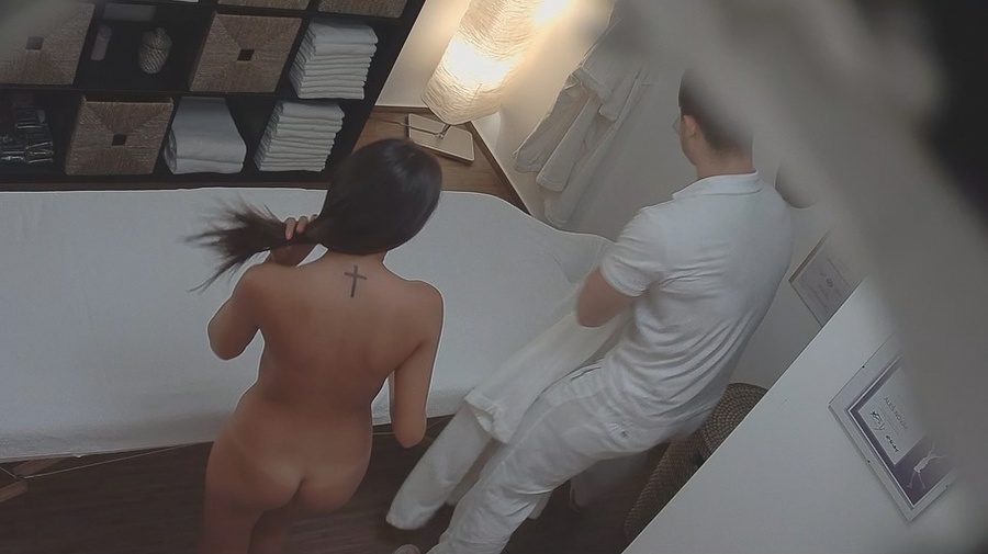 Seductive black-haired goddess poses naked  - XXX Dessert - Picture 4