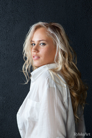 Hot blonde looks sexy in white men shirt - Picture 2