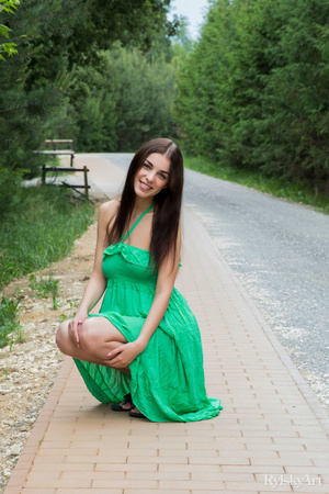 Chick in beautiful green dress in posing - XXX Dessert - Picture 4