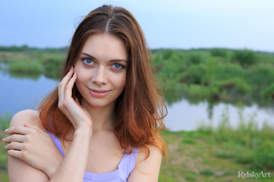 Round assed babe hotly bends outdoors on la - XXX Dessert - Picture 3