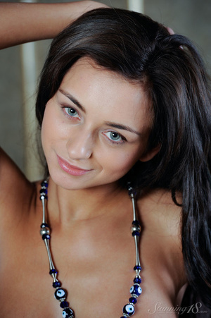 Beautiful brunette super model goes nake - Picture 16
