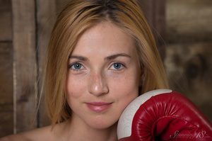 Blonde armed only with gloves show boxin - Picture 16