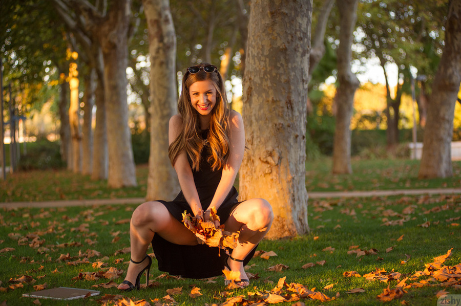 In the park, a graceful teen gives great gl - XXX Dessert - Picture 3