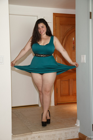 Brunette chub in a green dress shows off - Picture 2