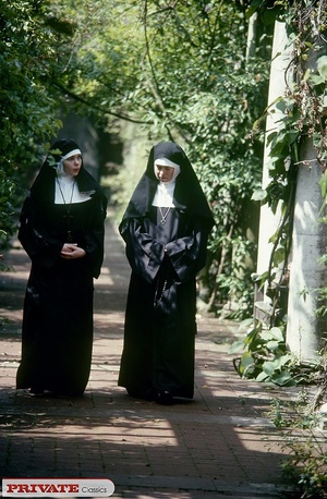 Gorgeous nuns in black and white habit g - Picture 1