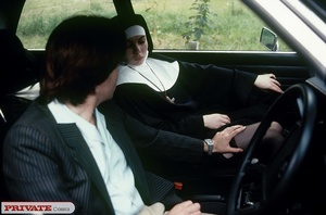 Gorgeous nuns in black and white habit g - Picture 4