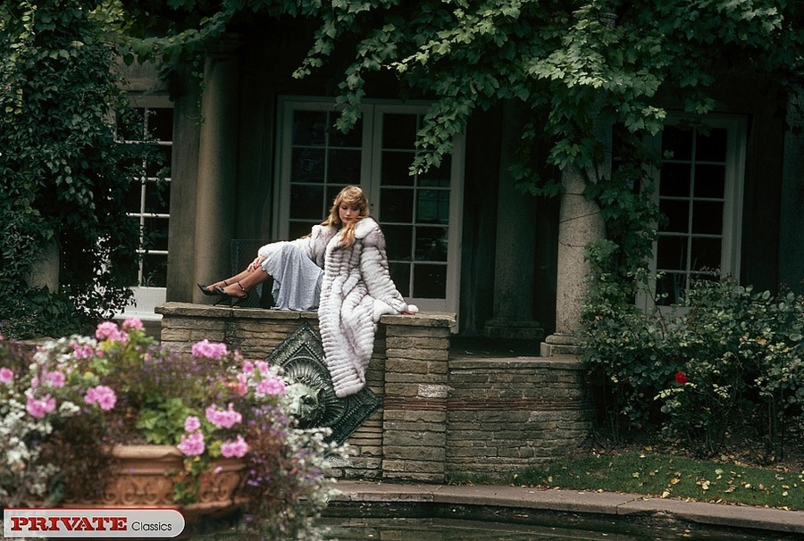 Steaming hot brunette reveals her big juicy - XXX Dessert - Picture 15