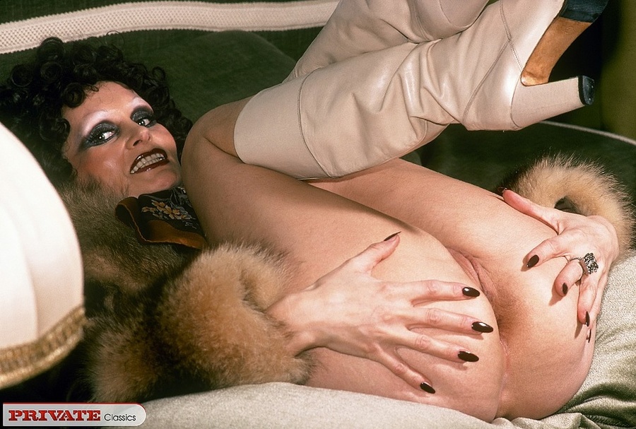 Gorgeous chick shows her sweet boobs and lu - XXX Dessert - Picture 6