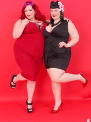 Hot plompers in red and in black dresses strips them off - Picture 1