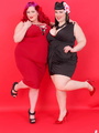 Hot plompers in red and in black dresses - Picture 1