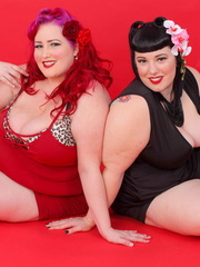 Hot plompers in red and in black dresses strips them off - Picture 2