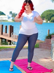 Red haired fat chick takes off her white shirt and gray - Picture 1