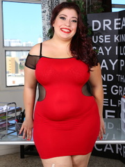 Smoking hot fat chick strips off her red and black dress - Picture 1