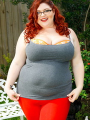 Red haired plumper strips off her gray shirt and - Picture 1