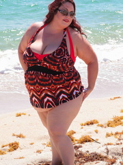 Gorgeous plus size chick strips off her orange and black - Picture 1