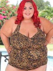 Redhead BBW pose her super humongous body outdoor then - Picture 1