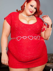 Smoking hot fat babe in red dress, black and brown - Picture 1